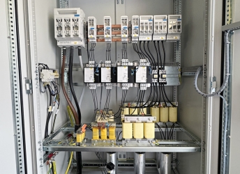 Kompenzační rozvaděč 0,4 kV 147 kVAr s rychlou kompenzací